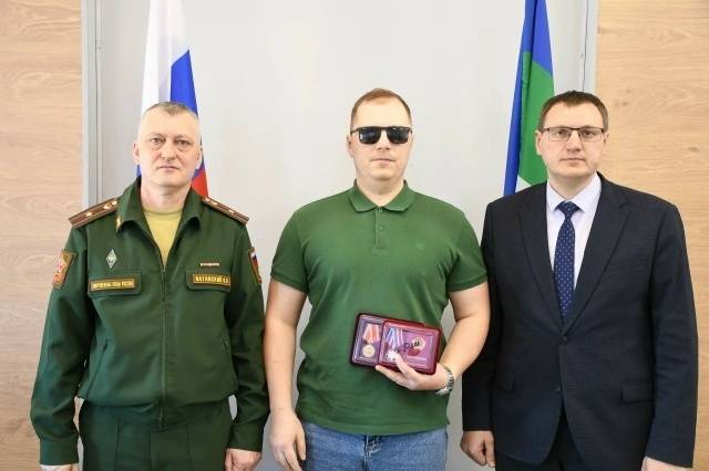 В Усть-Куломском районе наградили отца и сына – участников СВО