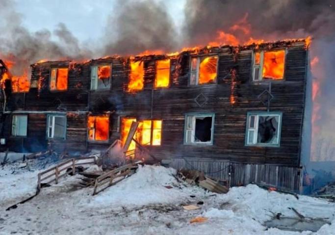 В воркутинском поселке сгорел деревянный дом