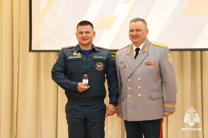 В Коми сотрудники МЧС получили спецзвания и медали