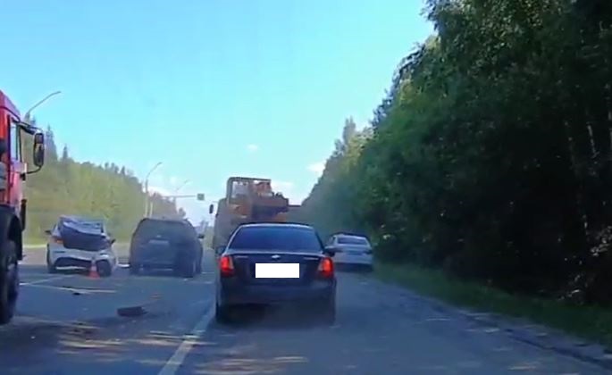 В Сыктывкаре водитель КамАЗа «собрал» четыре машины в ДТП
