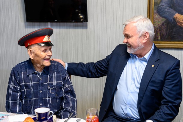 Глава Коми поздравил с с новосельем 103-летнего ветерана из Коми