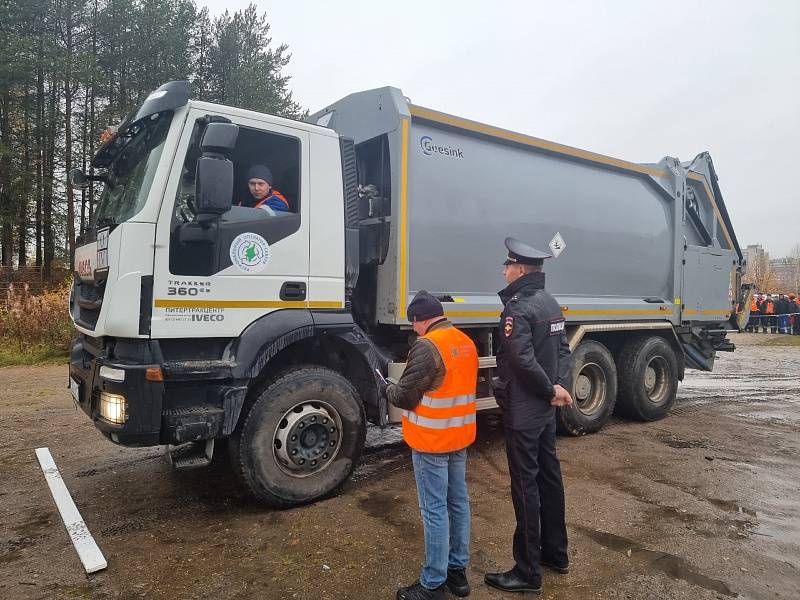 В Ухте завершился региональный конкурс водителей мусоровозной техники