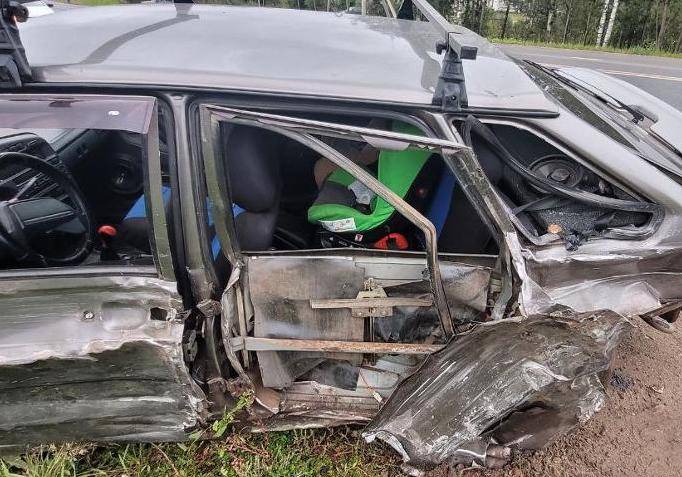 На трассе «Вятка» в лобовую столкнулись два ВАЗа