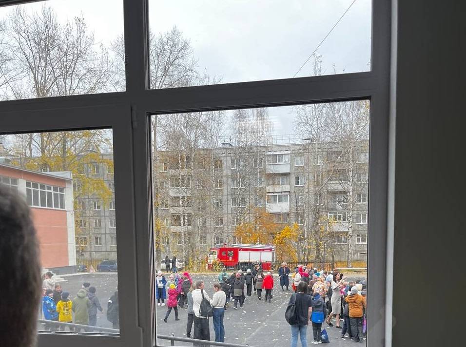 В Сыктывкаре к школе вызвали экстренные службы