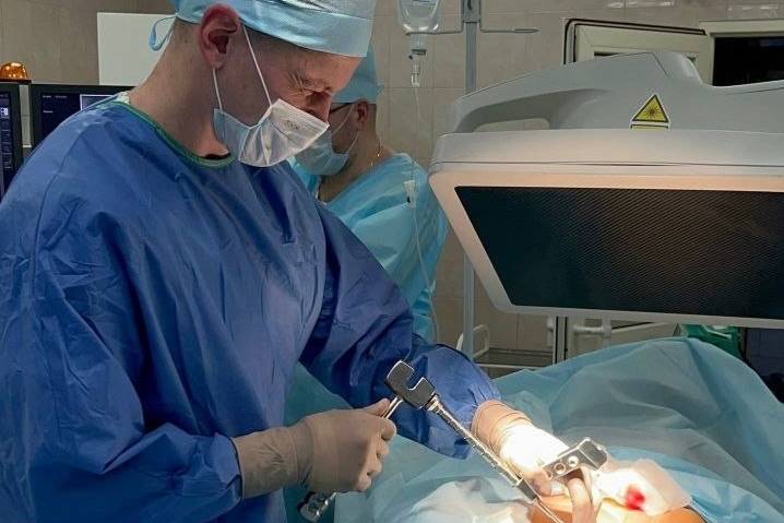Сыктывкарские врачи провели уникальную операцию пострадавшей при падении девочке