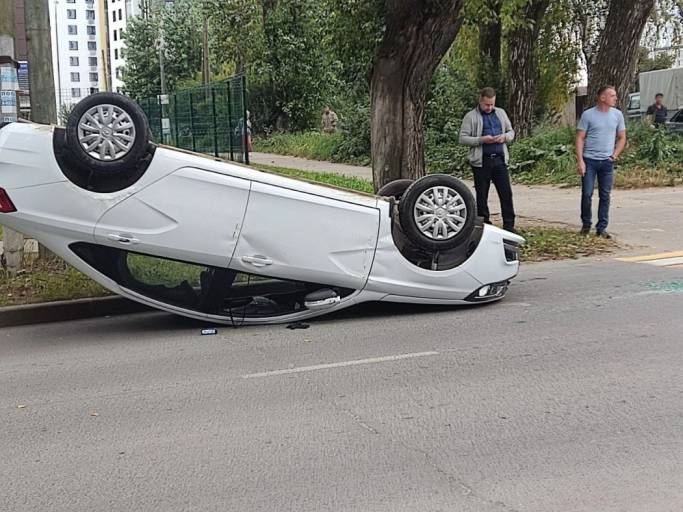 В Сыктывкаре Lada перевернулась на крышу