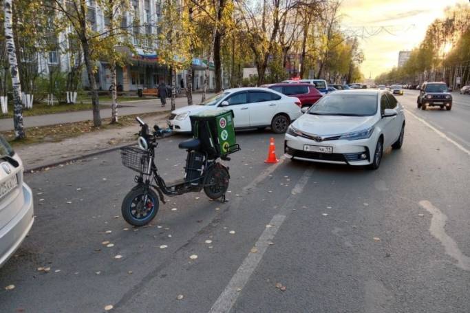 Автомобиль сбил курьера из «Пятерочки» возле поликлиники в Сыктывкаре
