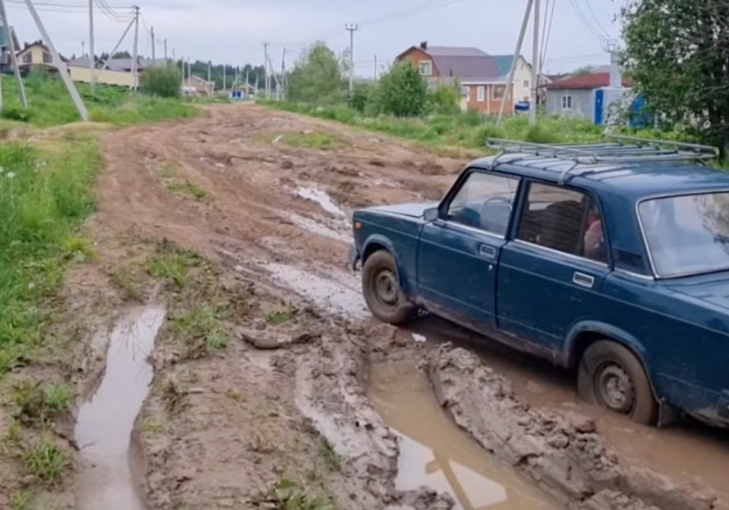 Сыктывкарцы на пути в коттеджный поселок принимают грязевые ванны