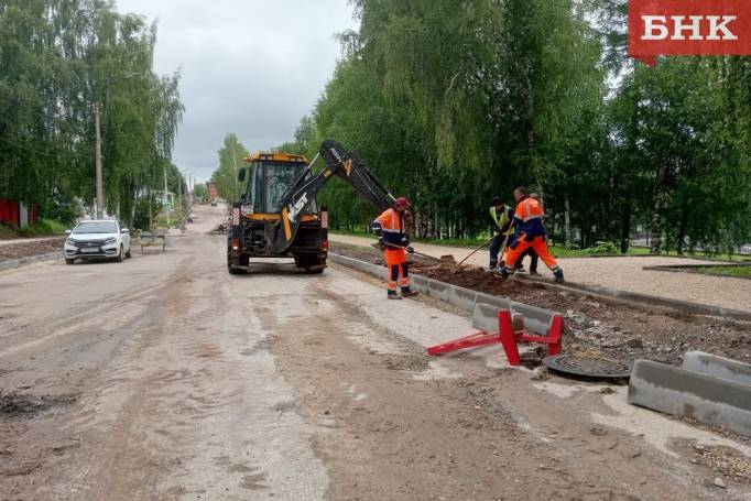 «Мы сделаем быстрее»: чиновники и депутаты проконтролировали ремонт улицы Кирова в Сыктывкаре