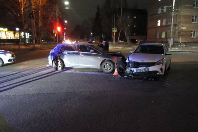 В Ухте на перекрестке столкнулись две иномарки