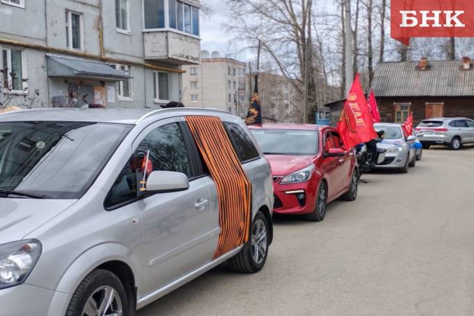 Накануне Дня Победы по Емве проехали автомобили с флагами