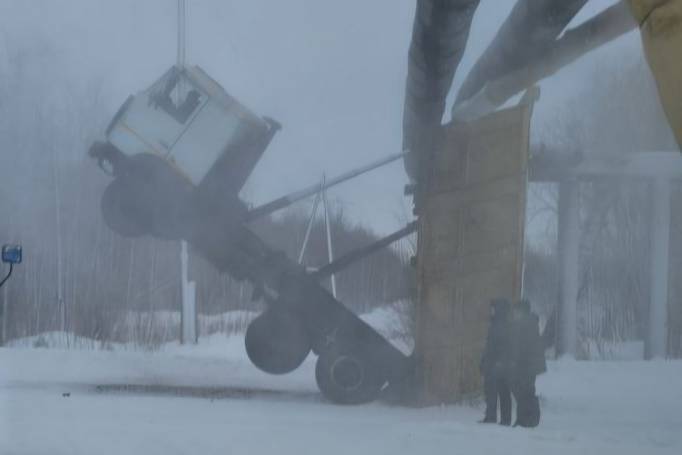 В Инте грузовик протаранил теплотрассу