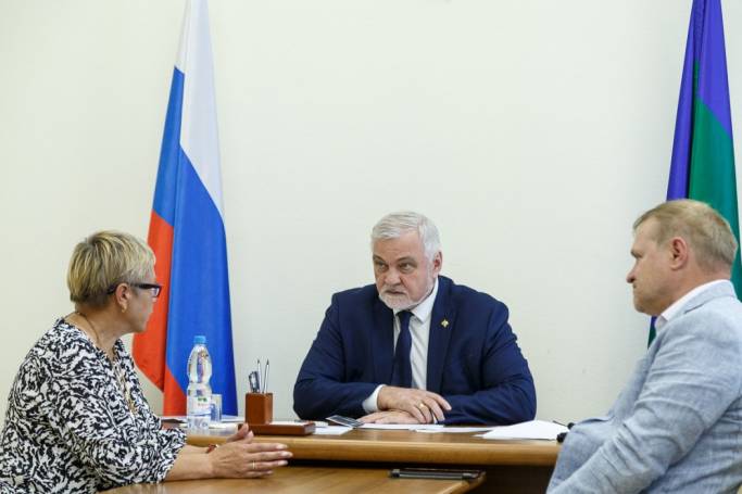 Форма для юных хоккеистов, замена окон в школе и водопровод: Владимир Уйба выслушал жалобы жителей Коми