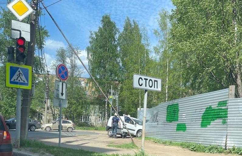 В Сыктывкаре «Ладу Ларгус» остановил забор