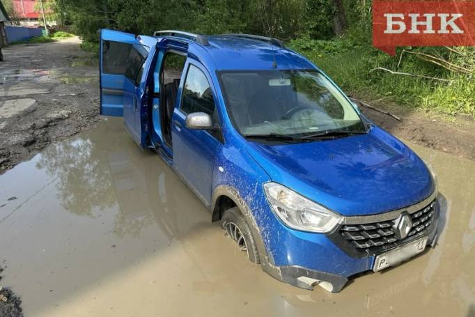 Народный корреспондент: «В Сыктывкаре автомобиль ушел под воду»