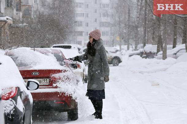 Автомобилистов Коми призвали очищать от снега машины