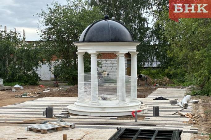 В Краснозатонском рядом с мемориальным комплексом появилась ротонда