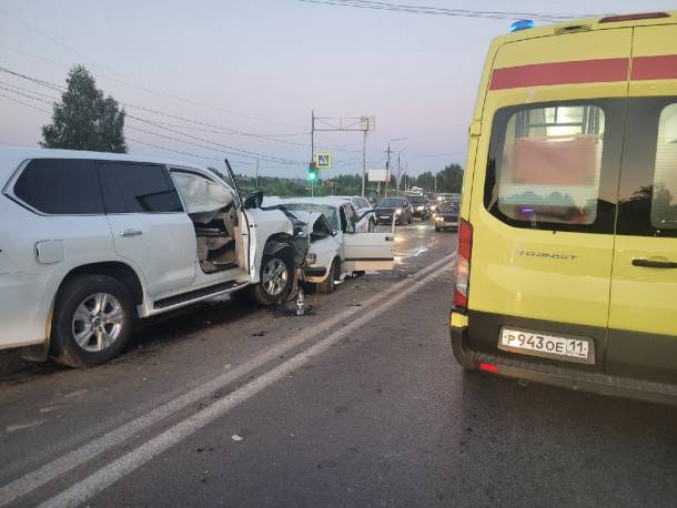 В Ухте внедорожник столкнулся с «Волгой»