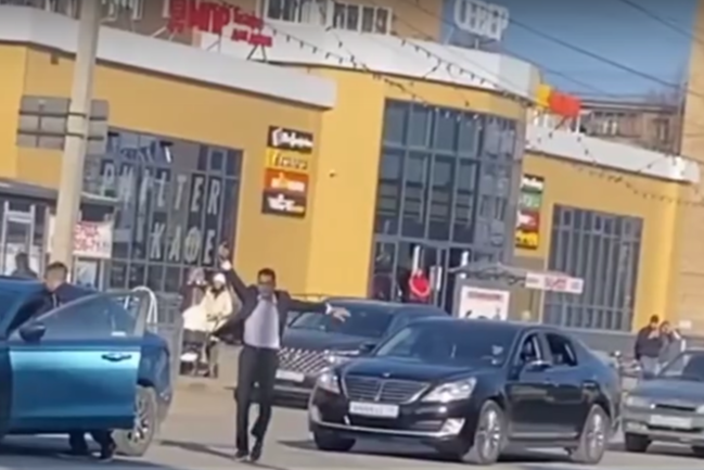 В Ухте четверых мужчин наказали после танцев на проезжей части