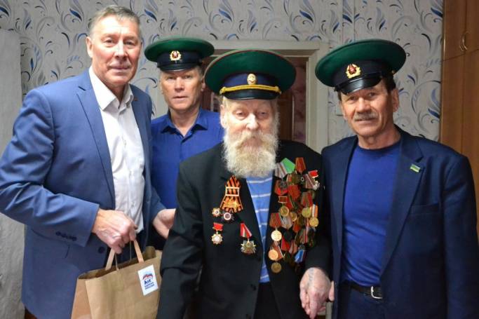 В Усть-Цильме «Единая Россия» поздравила с Днем пограничника ветерана Великой Отечественной войны