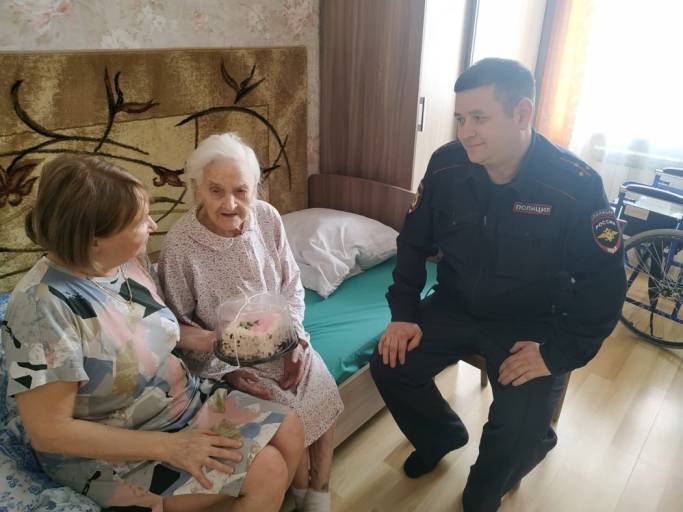 Накануне 9 Мая участковые в Коми навестили ветеранов и тружеников тыла