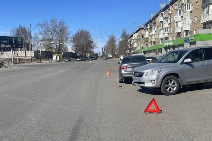 В Сыктывкаре у железнодорожного вокзала столкнулись кроссовер и легковушка