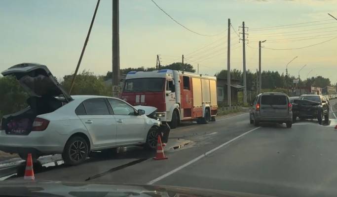На железнодорожном переезде в Сыктывкаре столкнулись два автомобиля