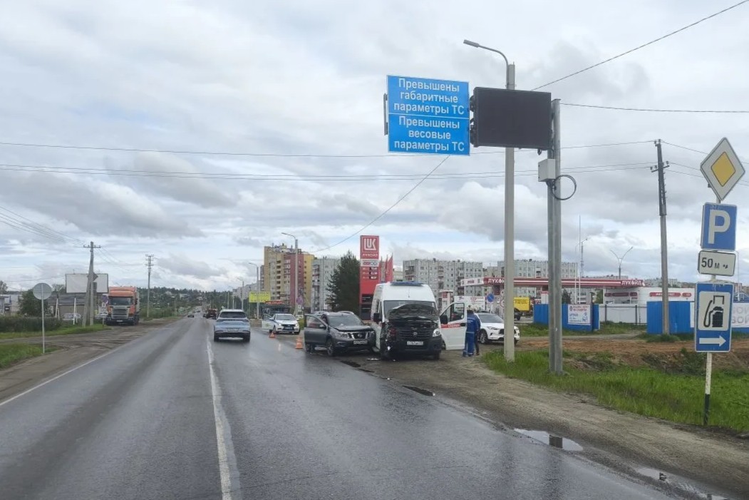 В Ухтинском округе иномарка столкнулась со скорой