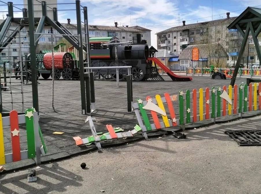 В Воркуте водитель протаранил детскую площадку