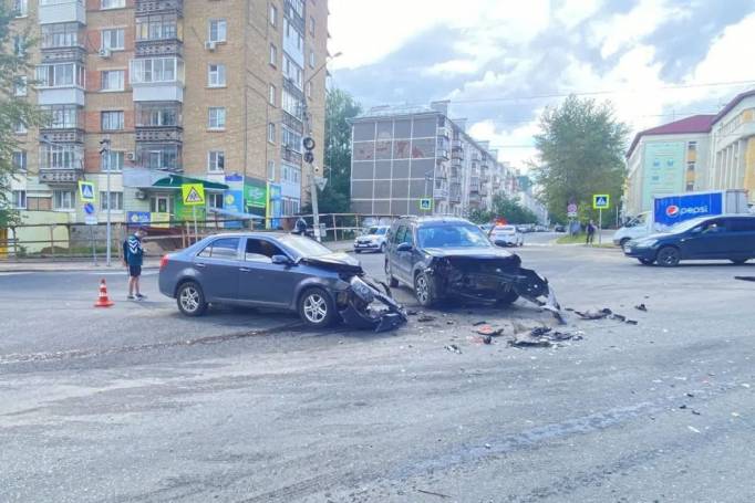 В Сыктывкаре в столкновении легковушек пострадали два человека