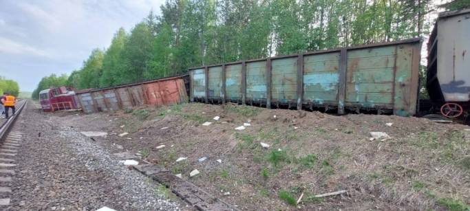 Под Сыктывкаром с рельс сошли тепловоз и два вагона