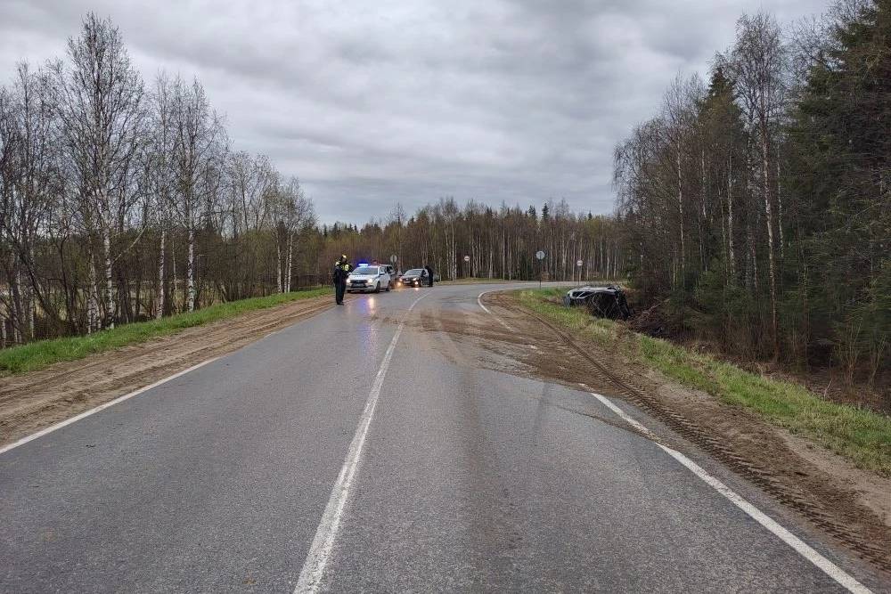 В Усинске четверо подростков пострадали при опрокидывании автомобиля