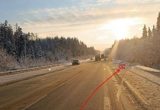 На объездной в Сыктывкаре машина врезалась в снежный бруствер и опрокинулась