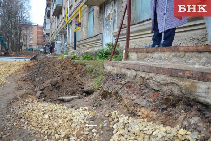 Народный корреспондент: сыктывкарцы «заперты» в доме из-за недоделанного ремонта двора