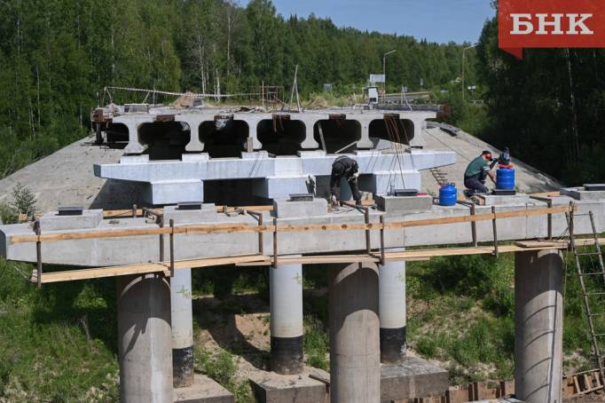 Мост через реку Лемью строят 30 человек в две смены