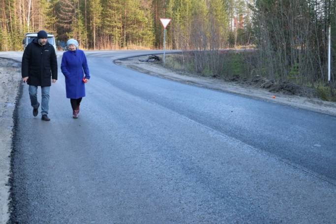 В печорском Изъяю завершился ремонт дороги к школе