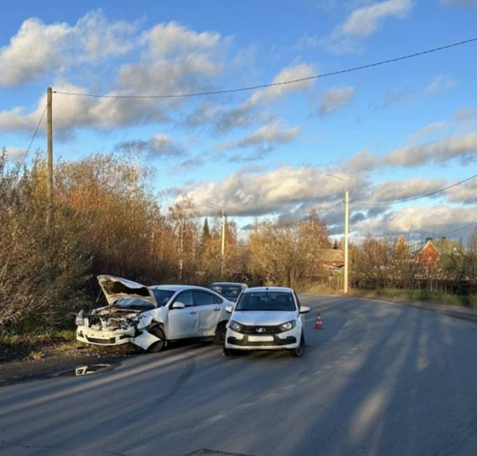 В Сыктывкаре в лобовом столкновении автомобилей пострадал подросток