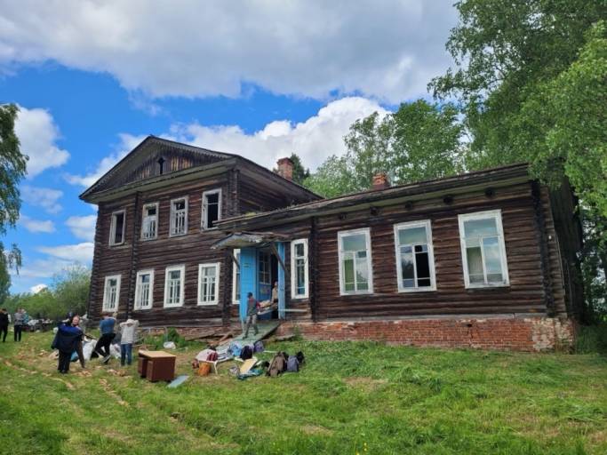 В Коми волонтеры восстанавливают здание школы со 120-летней историей