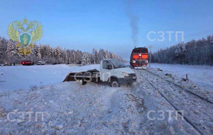 «Газель» столкнулась с грузовым поездом в Коми