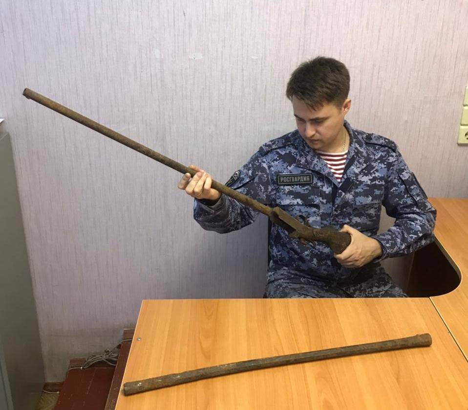 Сыктывкарец нашел в русской печи тайник с оружием
