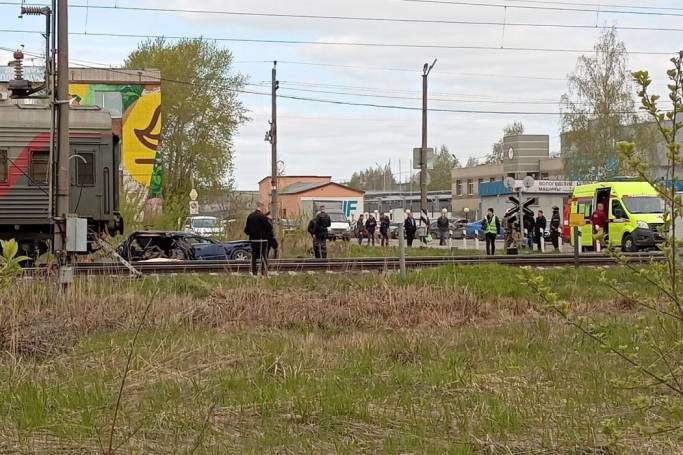 Поезд Воркута — Москва сбил автомобиль в Вологде