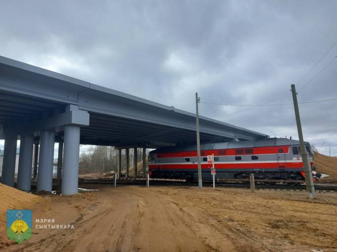 В Сыктывкаре подрядчик обустраивает проезды к новому путепроводу