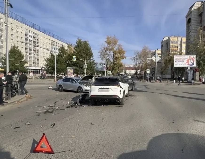 Число пострадавших в ДТП в центре Сыктывкара выросло до двух