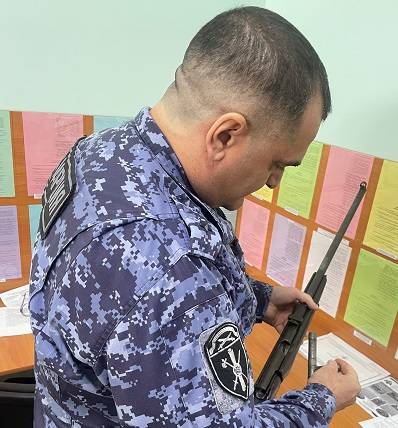 Рыбак из Удорского района сдал росгвардейцам найденную в охотничьей избушке винтовку