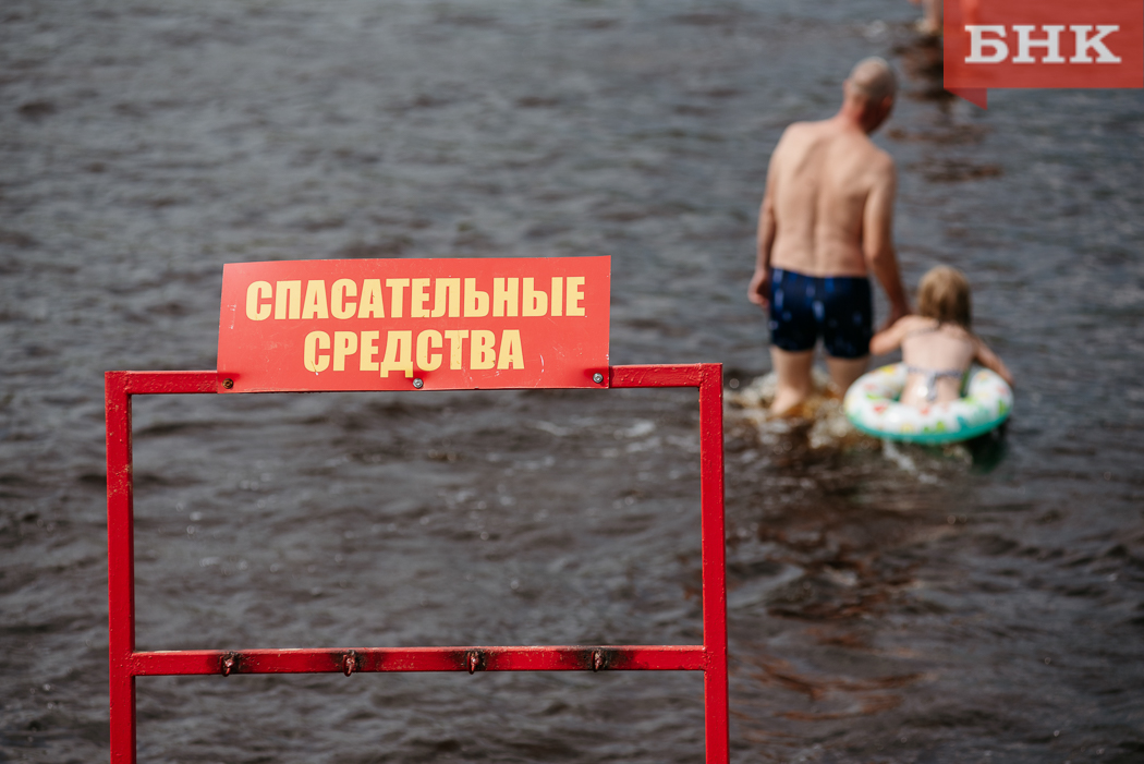 Правило маминой руки, запретный трюк и недоверие к нарукавникам: как безопасно отдыхать у воды с детьми