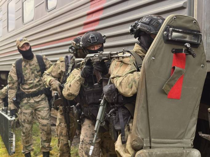 Росгвардейцы освободили «заложников» захваченного поезда в Сыктывкаре