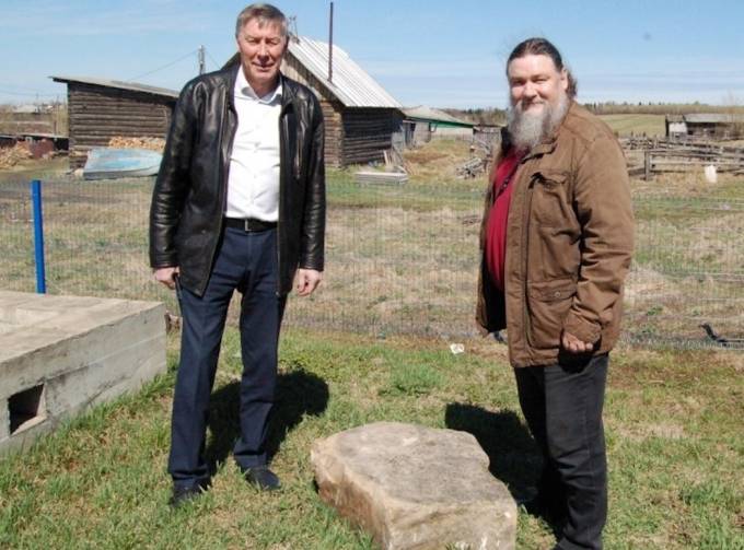 В Усть-Цильме на месте будущего парка откопали надгробную плиту