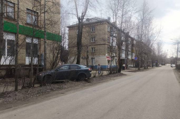 В Ухте сбившего женщину на тротуаре водителя поместили в спецприемник