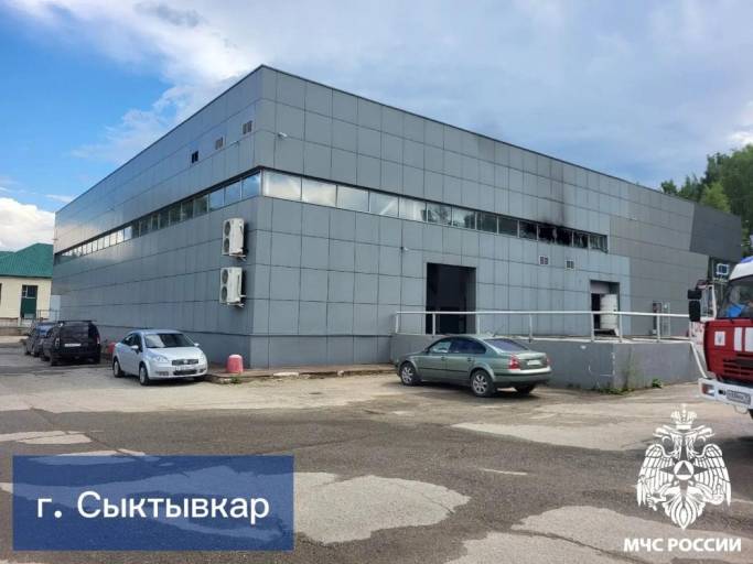 В Сыктывкаре тушили здание автосалона