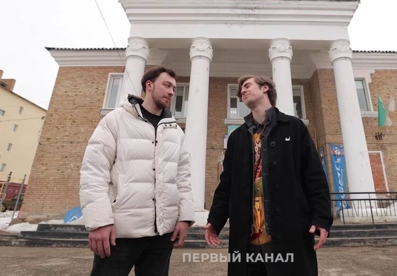 Дмитрий Алиев научил Марка Кондратюка кататься на лыжах в Ухте